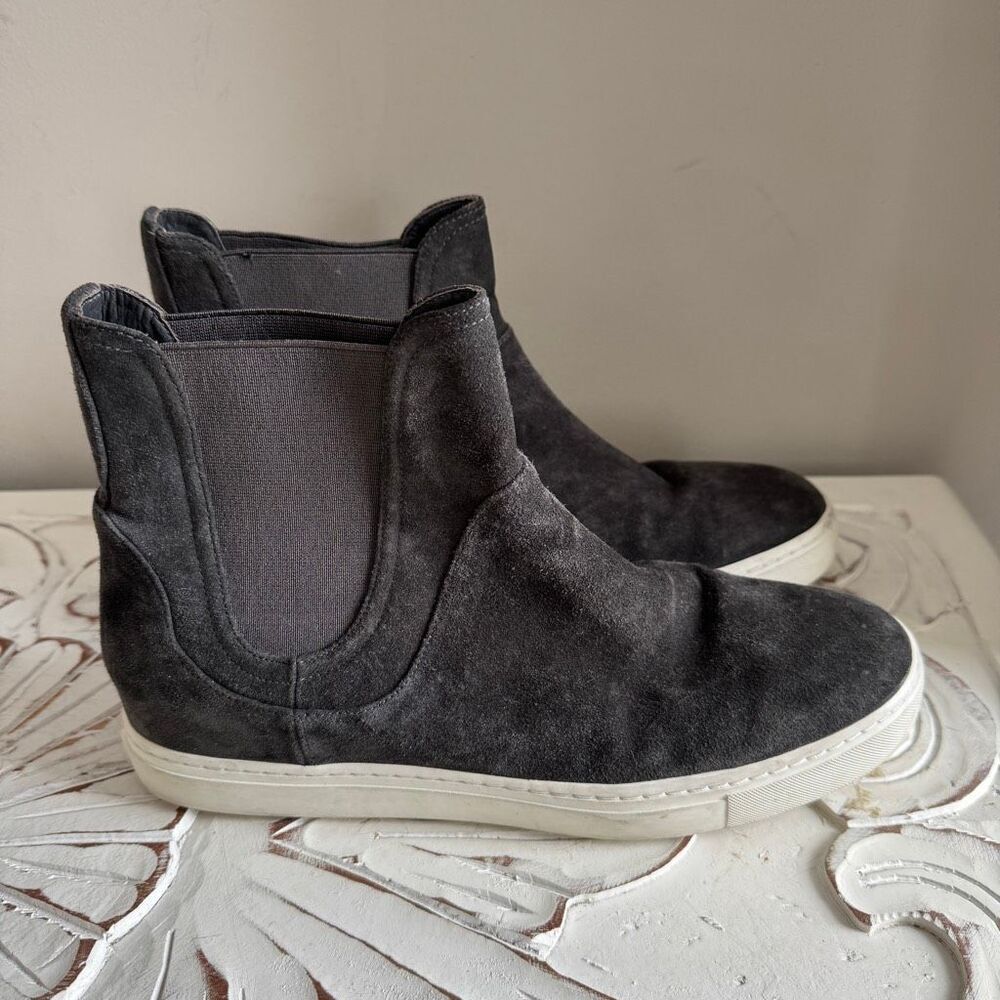 Vince Women’s Newlyn Chelsea high-top sneakers in a dark grey suede size 9